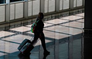 Os pais deixam um filho de 10 anos no aeroporto de Barcelona para não perder o voo: relatório Os pais deixam um filho de 10 anos no aeroporto de Barcelona para não perder o voo: relatório