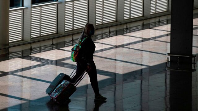 Os pais deixam um filho de 10 anos no aeroporto de Barcelona para não perder o voo: relatório

