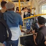 Os passageiros pediram repetidamente que ele removesse seus órgãos genitais e saísse do trem. Ele respondeu acenando com o cinto e gritando para que o grupo o atacasse. A polícia de transporte britânico disse em comunicado que o homem nu foi atacado