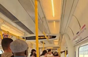 Os passageiros do tubo de vigilante encontram prisão por “ataque” de homem nu no tubo depois que eles levaram equipes nas mãos enquanto ele largou as calças na carruagem embalada Os passageiros pediram repetidamente que ele removesse seus órgãos genitais e saísse do trem. Ele respondeu acenando com o cinto e gritando para que o grupo o atacasse. A polícia de transporte britânico disse em comunicado que o homem nu foi atacado