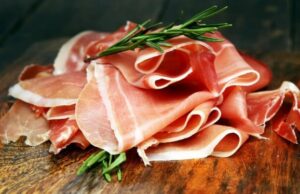 Os passageiros muçulmanos anunciados recebem porcos processados no avião, Singapore Airlines se desculpando Os passageiros muçulmanos anunciados recebem porcos processados no avião, Singapore Airlines se desculpando