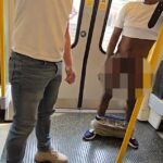 No momento em que um passageiro confronta um homem no tubo depois que ele largou as calças em um carrinho lotado