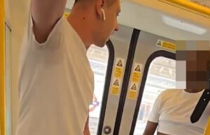 Os passageiros tomam a lei em suas próprias mãos e enfrentam o homem nu que aterrorizou o vagão nos canos sem lei de Londres … semanas após a briga em massa quebrou na estação No momento em que um passageiro confronta um homem no tubo depois que ele largou as calças em um carrinho lotado