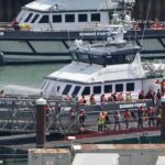Os pequenos migrantes são trazidos para Dover na semana passada