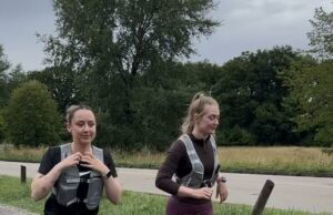 Os policiais disfarçados fazem as pazes como correr para derrotar homens brigando com mulheres corredores A polícia disfarçada lançou uma nova campanha para derrotar homens que estão lutando contra corredores - posando como correr. PC Abby Hayward está representado à esquerda