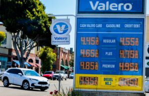 Os preços da gasolina esfriaram na Califórnia neste verão. A política não tem. Os preços da gasolina esfriaram na Califórnia neste verão. A política não tem.