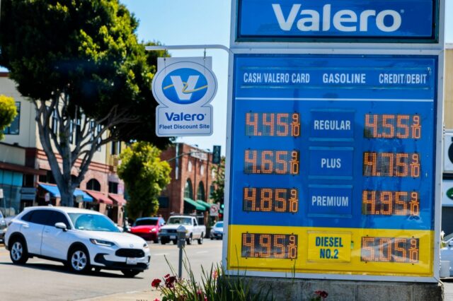 Os preços da gasolina esfriaram na Califórnia neste verão. A política não tem. 

