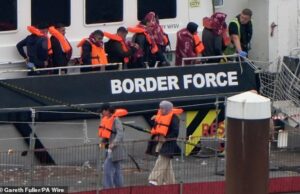 Os primeiros pequenos migrantes de barcos presos em Dover durante o novo acordo “One-In, One-Out” com as deficiências do esquema da França-homens significam que eles não podem ser enviados de volta por meses Os migrantes descem do catamarã da Força de Fronteira Britânica, Ranger, no porto de Dover hoje depois de ser apanhada no canal