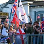 Southsea: manifestantes bandeiras de ondas quando exigem que o Royal Beach Hotel seja fechado para requerentes de asilo