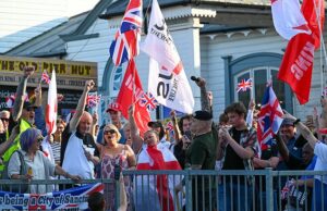 Os protestantes anti-migrantes se encontram contra manifestantes em Southsea, à medida que as preocupações crescem sobre hotéis em busca de asilo em todo o Reino Unido Southsea: manifestantes bandeiras de ondas quando exigem que o Royal Beach Hotel seja fechado para requerentes de asilo