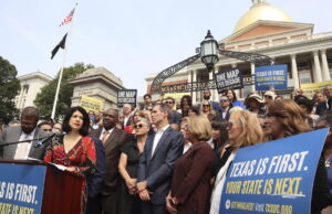 Os republicanos do Texas prometem a núcleos na linha de redistritamento Estados Unidos-8 de dezembro: o governador Greg Abbott, R-Texas, realiza uma conferência de mensagens com o senador Ted Cruz, R-Texas, (não é uma legislação retratada na terça-feira, maio do Texas (não fotografado leis na terça-feira, 28 de maio de 2015). (CQ Roll Call Way AP Images)