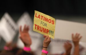 Os republicanos estão perdendo eleitores latinos. Os democratas não estão vencendo. Os republicanos estão perdendo eleitores latinos. Os democratas não estão vencendo.