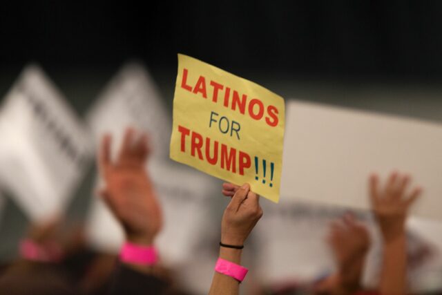 Os republicanos estão perdendo eleitores latinos. Os democratas não estão vencendo.



