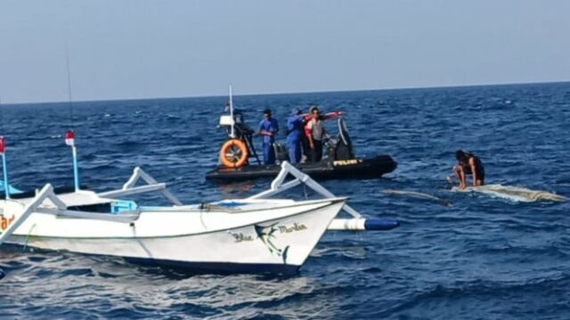 Os segundos do barco de pesca se transformaram nas asas lombok leste estreitas, 5 pessoas sobreviveram da morte

