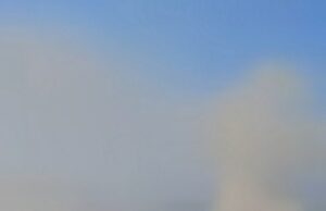 Os turistas assistem como um enorme deslizamento de terra em Santorini, a Grécia, envolve a vila e a envolve com poeira. Isso ocorre seis meses depois que os terremotos rolam por esta ilha de férias. As imagens aterrorizantes, filmadas por moradores de Santorini, mostram uma grande pluma de poeira grossa envolve a cidade tranquila - conhecida por seus edifícios caiados de branco com cúpulas azuis