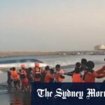 Os turistas australianos nadam para as almas depois de balançar o Bali