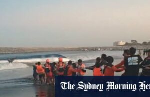 Os turistas australianos nadam para as almas depois de balançar o Bali Os turistas australianos nadam para as almas depois de balançar o Bali