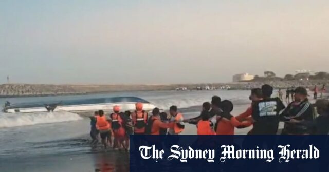 Os turistas australianos nadam para as almas depois de balançar o Bali

