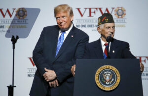 Os veteranos estão realmente recebendo proteína por Trump O comitê do Comitê Iudiariaiariam em casa, deputado, Doug Collins, R-Ga., Conversando na marcação do Comitê Judiciário do artigo de imputar o presidente Donald Trump no Capitólio até 12 de dezembro de 2019 em Washington. (AP Photo / Alex Brandon)