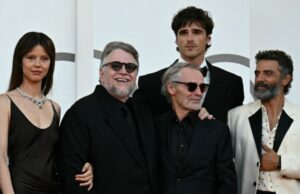 Oscar Isaac e Jacob Elordi derramaram lágrimas como o ‘Monstro’ de Guillermo del Toro dá vida a Veneza com impressionante ovação de 13 minutos Oscar Isaac e Jacob Elordi derramaram lágrimas como o 'Monstro' de Guillermo del Toro dá vida a Veneza com impressionante ovação de 13 minutos