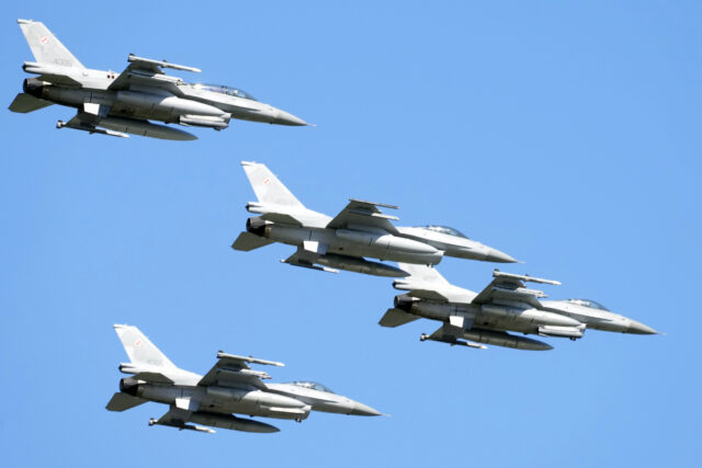 Otan Scrodbles Fighter Chautes em meio a grandes greves russas de longo alcance



