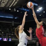 Na noite de quinta-feira, o último evento em um jogo da WNBA, um brinquedo sexual foi lançado no tribunal no segundo final da vitória de Atlanta Dream de 86 a 65.