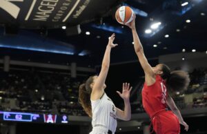 Outro jogo da WNBA que foi quebrado por um brinquedo sexual jogando no tribunal Na noite de quinta-feira, o último evento em um jogo da WNBA, um brinquedo sexual foi lançado no tribunal no segundo final da vitória de Atlanta Dream de 86 a 65.