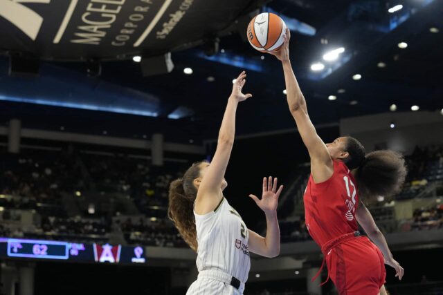 Na noite de quinta-feira, o último evento em um jogo da WNBA, um brinquedo sexual foi lançado no tribunal no segundo final da vitória de Atlanta Dream de 86 a 65.
