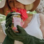 As imagens que acompanham sua liberação parecem tão semelhantes às da Duquesa do Range de Sussex, é difícil dizer a diferença, com Pamela espreitando timidamente de um chapéu de aba e carregando um buquê colorido de flores