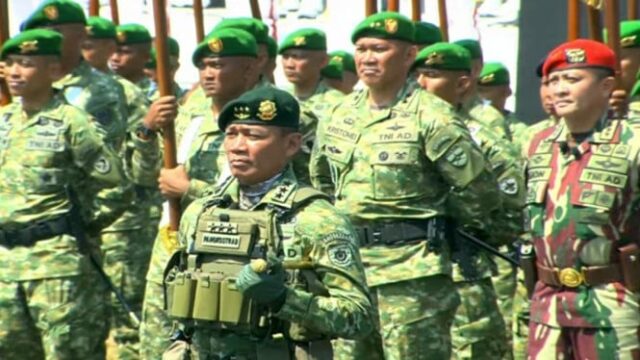 PABOWO Geral Louvor quer ser o comandante da cerimônia, esta é a figura do comandante de Kostrad, tenente -general M Fadjar

