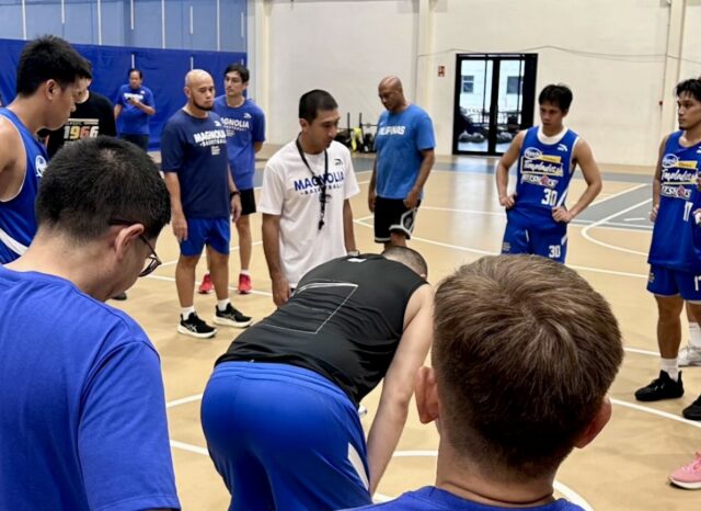 PBA Magnolia Hotshots Coach La Tenorio Primeira aplicação