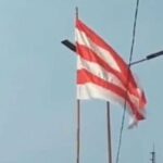 PLN Wanti-Wanti Citizens prestam atenção à distância segura para instalar os atributos do aniversário da Indonésia com a grade de eletricidade