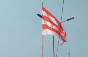 PLN Wanti-Wanti Citizens prestam atenção à distância segura para instalar os atributos do aniversário da Indonésia com a grade de eletricidade PLN Wanti-Wanti Citizens prestam atenção à distância segura para instalar os atributos do aniversário da Indonésia com a grade de eletricidade