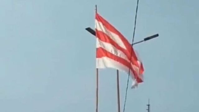 PLN Wanti-Wanti Citizens prestam atenção à distância segura para instalar os atributos do aniversário da Indonésia com a grade de eletricidade

