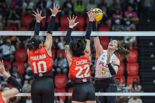 Alleiah Malaluan, do PLDT, se levanta para um sucesso contra os defensores da Cignal durante um jogo de convite de PVL.