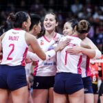 Michele Gumabao e The Creamline Cool Smashers durante o jogo de medalha de bronze no TUR no PVL
