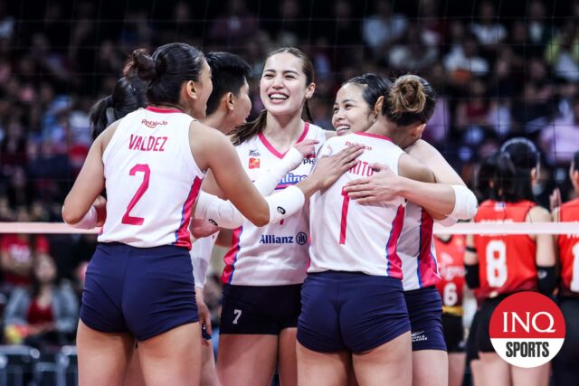 Michele Gumabao e The Creamline Cool Smashers durante o jogo de medalha de bronze no TUR no PVL