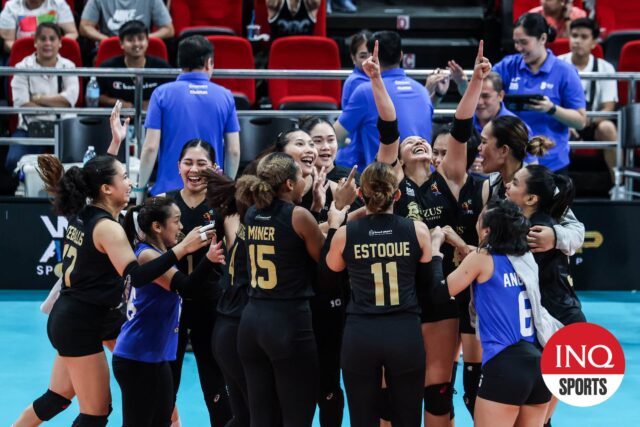 O Zus Coffee Thunderbelles celebra o Choco Mucho Flying Titans depois de bater em uma turnê pela turnê no PVL.
