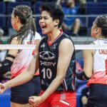 Ara Galang e Chery Tiggo Crossovers celebram o Cignal HD Spikers em PVL depois de derrotá -los depois de derrotá -los.
