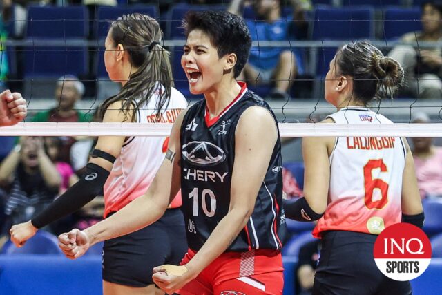Ara Galang e Chery Tiggo Crossovers celebram o Cignal HD Spikers em PVL depois de derrotá -los depois de derrotá -los.