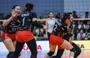 PVL no TUR: Chery Tiggo Galeries Tower Clinech QF Display Cess Robles, Ara Galang e Chery Tiggo Crossovers comemoram depois de um ponto durante um PVL no jogo da turnê