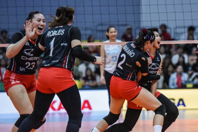 Cess Robles, Ara Galang e Chery Tiggo Crossovers comemoram depois de um ponto durante um PVL no jogo da turnê