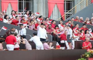 Pabowo foi bem recebido pelo povo de Cingapura quando participou do desfile do Dia Nacional Pabowo foi bem recebido pelo povo de Cingapura quando participou do desfile do Dia Nacional