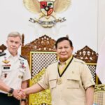 Pabowo recebe uma medalha honorária do Comando de Operações Especiais dos EUA.