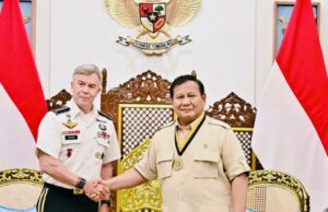 Pabowo recebe uma medalha honorária do Comando de Operações Especiais dos EUA. Pabowo recebe uma medalha honorária do Comando de Operações Especiais dos EUA.