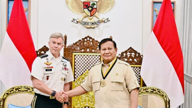 Pabowo recebe uma medalha honorária do Comando de Operações Especiais dos EUA.

