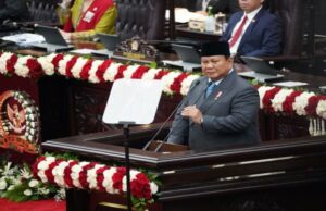 Pabowo usará roupas tradicionais durante a comemoração do aniversário da República da Indonésia no palácio Pabowo usará roupas tradicionais durante a comemoração do aniversário da República da Indonésia no palácio