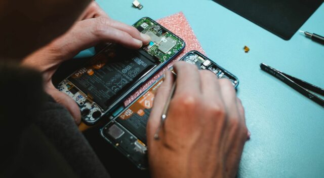 Pacotes de bateria do Google Pixel 6A finalmente aumentam novamente no ifixit

