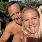 Oasis trágicos -Fan Lee Claydon é retratado aqui com sua esposa Amanda