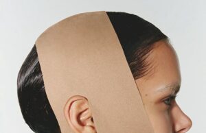 Palavras especializadas sobre as bandanas de cabeça de espuma elástica de Kim Kardashian que ela afirma oferecer “um facelift natural” A equipe de escultura sem costura de Skim é a mais recente adição à tendência e reivindica que coloque suas bochechas, pescoço e queixo e mantê -los no lugar a noite toda